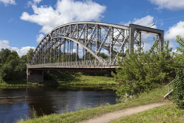 Puente de Arco de Acero en el río Msta. Región de Novgorod, Rusia —  Fotos de Stock