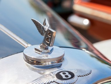 bir bentley rallide retro otomobil arması