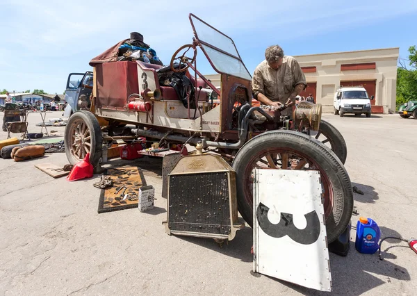 SAMARA, RÚSSIA - JUNHO 16: Rally of retro-cars "Pequim-Paris 201 — Fotografia de Stock