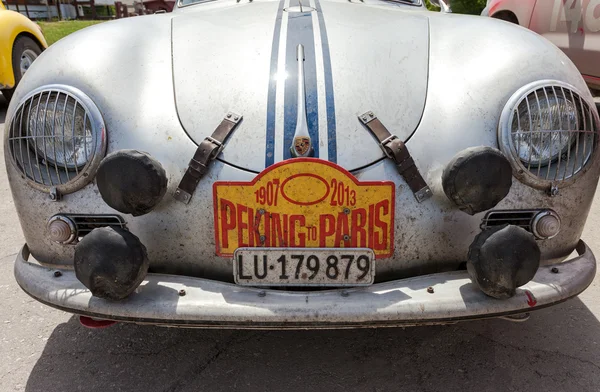 SAMARA, RUSSIA - JUNE 16: Rally of retro-cars Peking-Paris 2013 — Stock Photo, Image