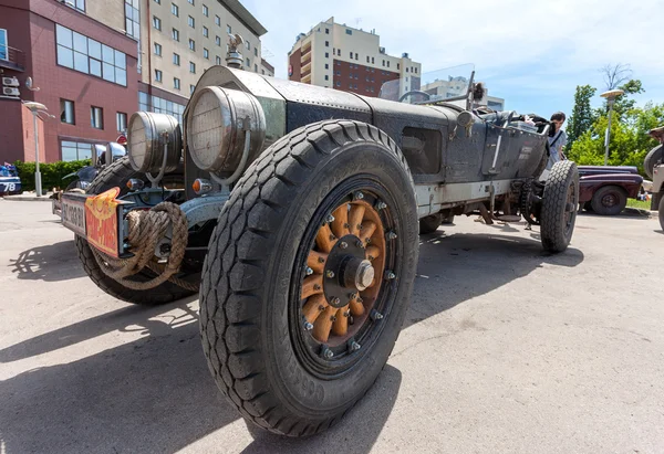 SAMARA, RUSIA - 16 DE JUNIO: Rally de coches retro Pekín-París 2013 — Foto de Stock