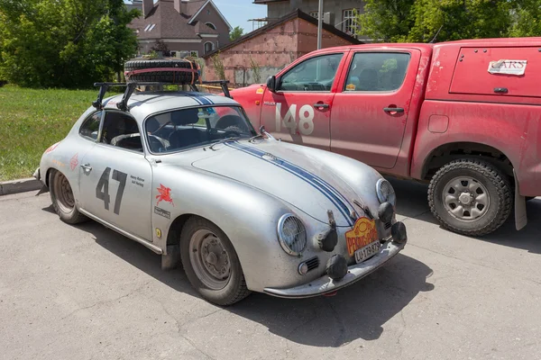 SAMARA, RUSSIA - JUNE 16: Rally of retro-cars Peking-Paris 2013 — Stock Photo, Image