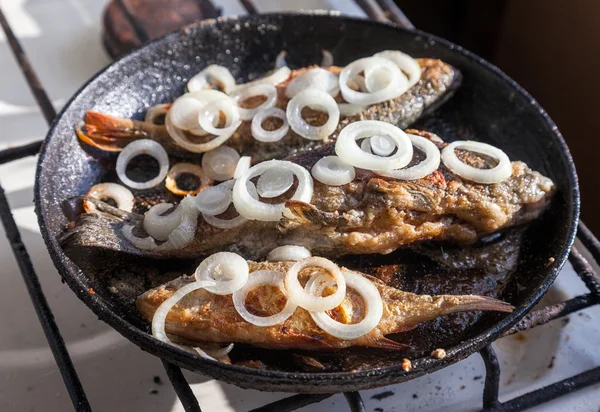 Жареная рыба в сковороде — стоковое фото