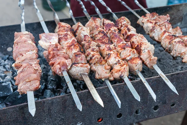 Voorbereiding van vlees segmenten in een saus op brand — Stockfoto