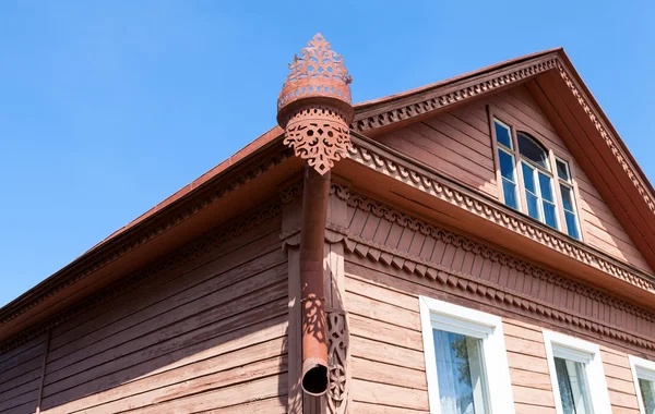 La vieja tubería de agua de lluvia en la casa de madera — Foto de Stock