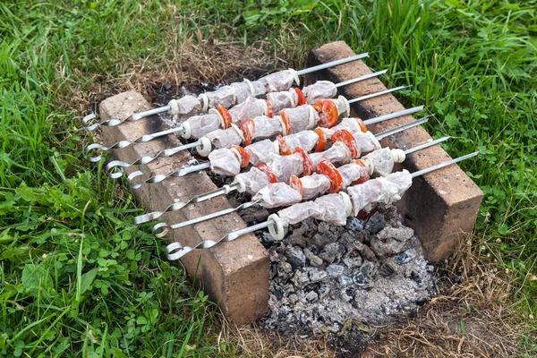 Shish kebab no forno improvisado feito de tijolo — Fotografia de Stock