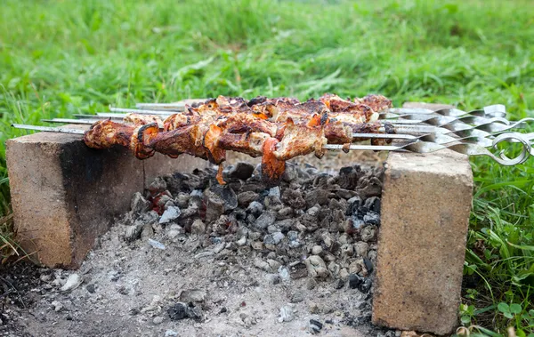 Kebab shish en el horno improvisado de ladrillo — Foto de Stock