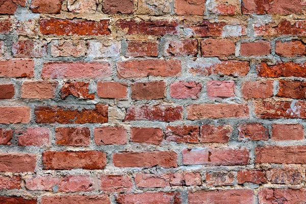 Gammal väderbiten grunge röd tegelvägg som bakgrund — Stockfoto