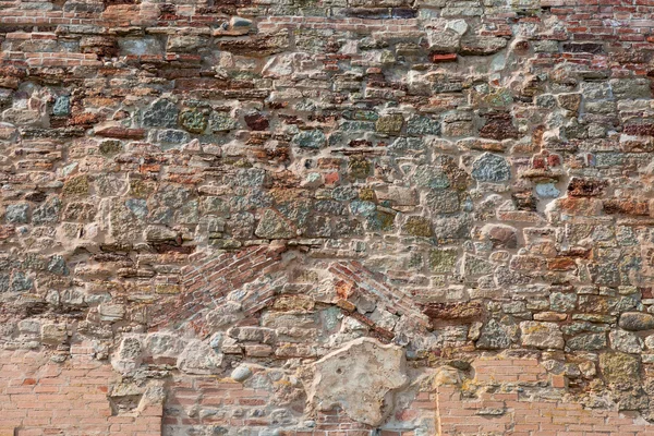 Старая выветренная кирпичная стена на заднем плане — стоковое фото