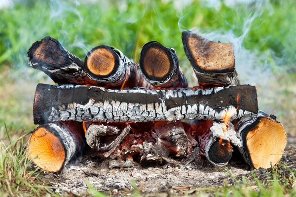 Closeup of a warm fire burning in a campfire — Stock Photo, Image