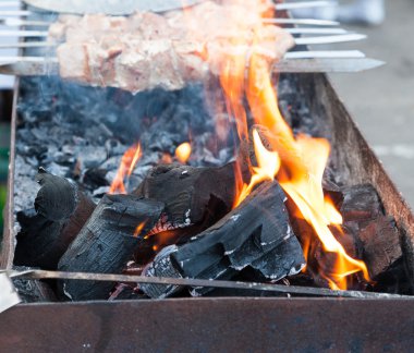 Yangın portre üzerinde şiş kebap'ın geleneksel hazırlanması