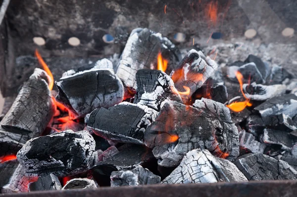 Rottend kolen voor het koken — Stockfoto
