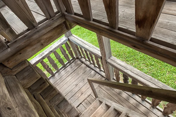 Escalera de madera en casa vieja —  Fotos de Stock