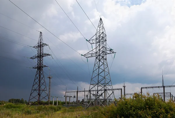 Nagyfeszültségű elektromos tornyok ellen viharos ég — Stock Fotó