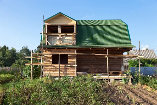 Дерев'яний будинок під будівництво — стокове фото