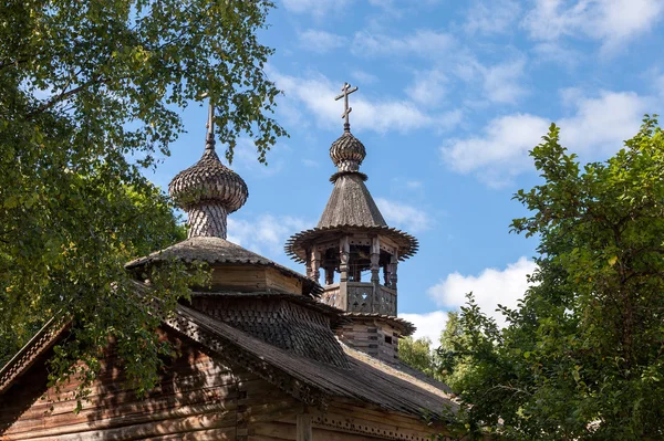 Domes of the wooden ancient orthodox church in Novgorod, Russia — Stock Photo, Image