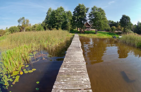 Sommar landskap med sjö och träbro — Stockfoto