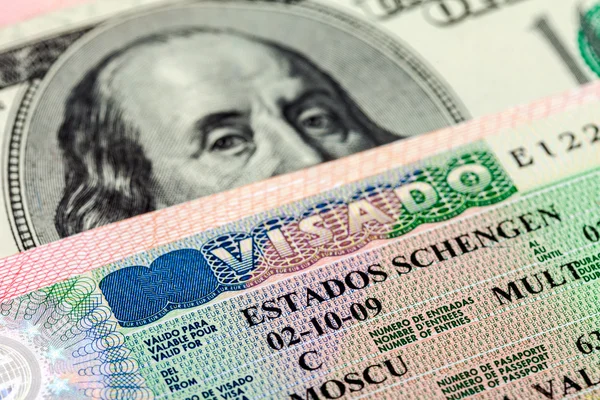 Fragment de visa Schengen dans le passeport et l'argent — Photo