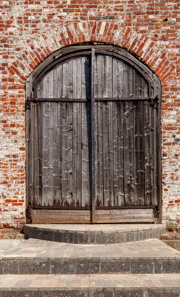 Antigua puerta de madera envejecida de la iglesia antigua —  Fotos de Stock