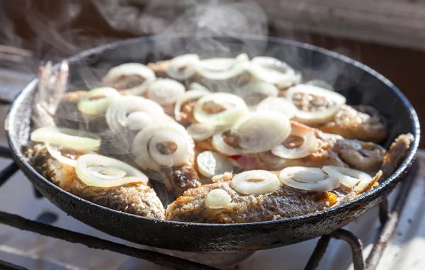 Fried fish in the old frying pan — Stock Photo, Image