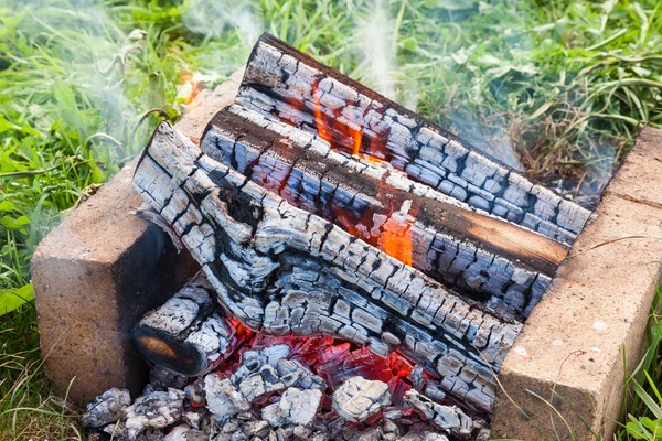 Closeup teplého krbu hoří táborák — Stock fotografie