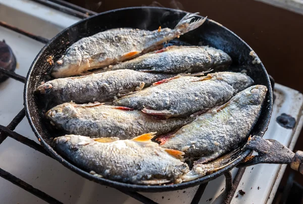 Fried fish in the old frying pan — Stock Photo, Image