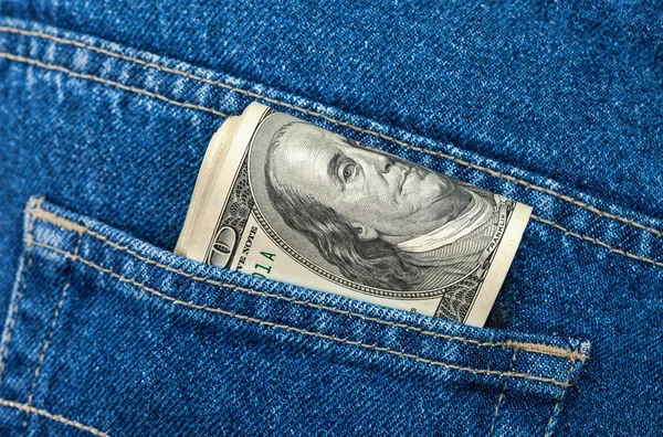 Dólares estadounidenses en el bolsillo trasero de los jeans — Foto de Stock