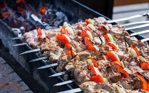 Ζουμερές φέτες κρέατος με σάλτσα ετοιμάζονται στη φωτιά (shish kebab) — Φωτογραφία Αρχείου