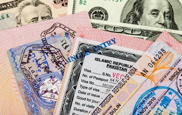 Fragment wizowa w paszport i pieniądze — Zdjęcie stockowe