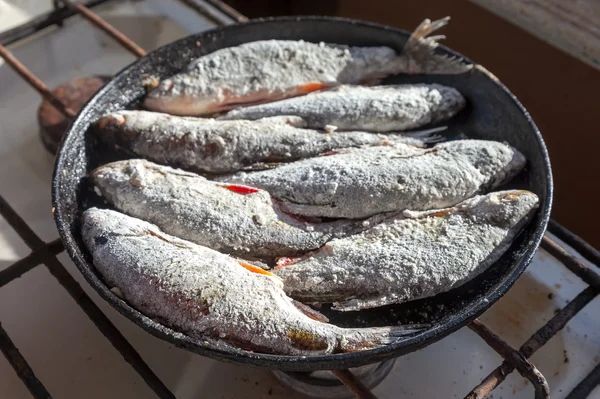 Жареная рыба в старой сковородке — стоковое фото