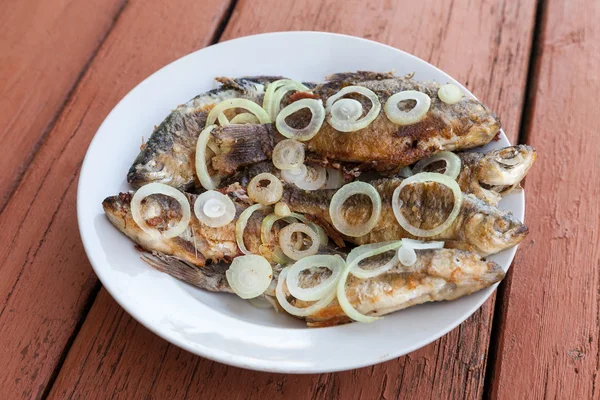 Stekt fisk på tallerken – stockfoto