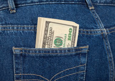 arka pantolon cebinde yüz dolar faturaları yığını