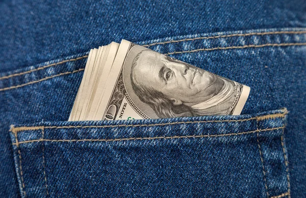 Montón de billetes de cien dólares en el bolsillo de los vaqueros traseros —  Fotos de Stock