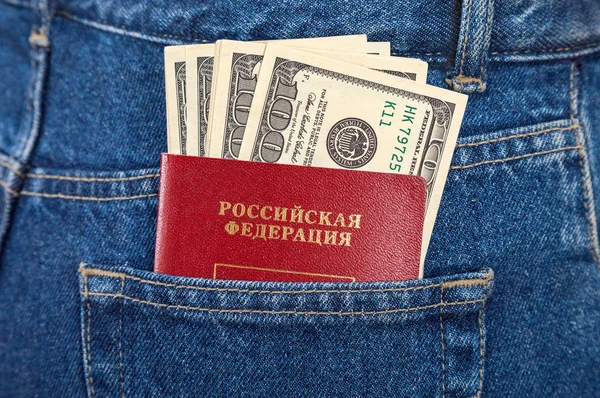 Arka pantolon cebinde Rus pasaportu ve dolar faturaları — Stok fotoğraf