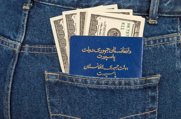 Afghanistan passport och dollarn räkningar i tillbaka jeans fickan — Stockfoto