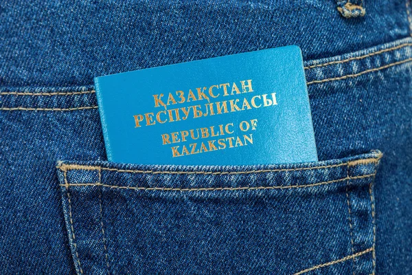 Passaporto Kazakistan nella tasca posteriore dei jeans — Foto Stock
