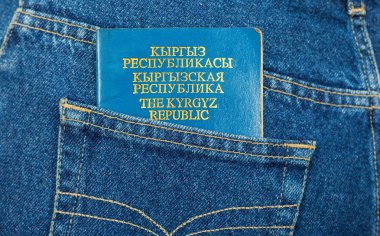 Kırgız Cumhuriyeti pasaportu arka pantolonun cebinde