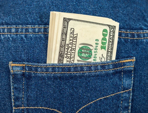 Pila di banconote da cento dollari nella tasca posteriore dei jeans — Foto Stock