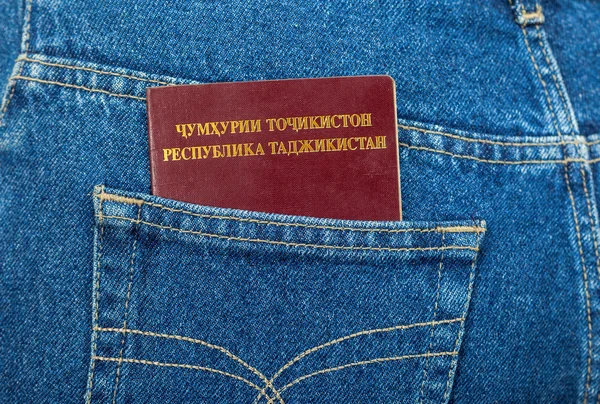 Таджикистан паспорт в заднем кармане джинсов — стоковое фото
