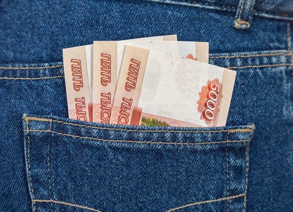 Billetes de rublo rusos en el bolsillo trasero de los vaqueros —  Fotos de Stock