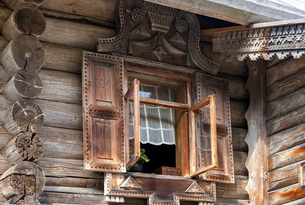 Fönster av traditionella ryska gammalt trähus — Stockfoto