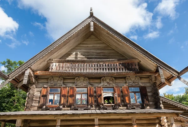 Фасад традиционного русского старинного деревянного дома — стоковое фото