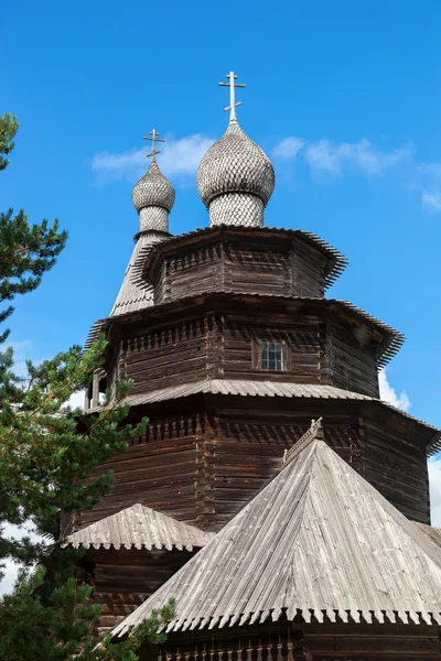 Antigua iglesia ortodoxa de madera en Novgorod, Rusia . — Foto de Stock