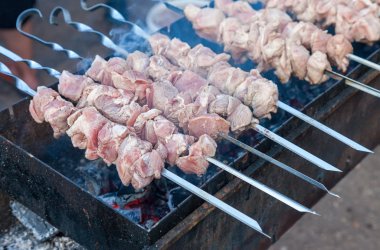 Yangın soslu et dilimleri hazırlanması