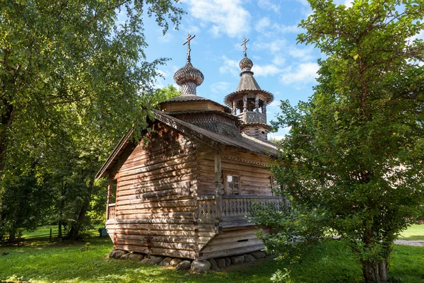 Antigua iglesia ortodoxa de madera en Novgorod, Rusia . — Foto de Stock