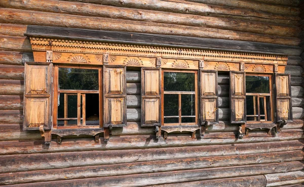 Fachada de la antigua casa de madera tradicional rusa — Foto de Stock