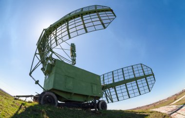 Mavi gökyüzü karşı askeri Rus radar istasyonu
