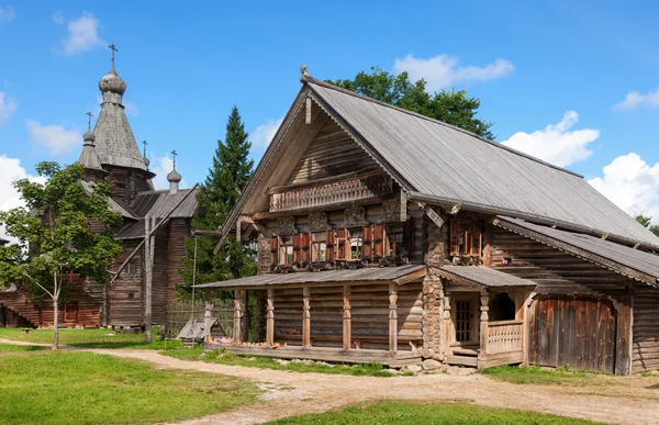Antigua casa de madera tradicional rusa — Foto de Stock