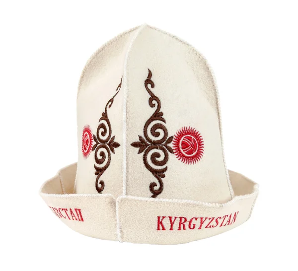 Традиционная киргизская шляпа на белом фоне — стоковое фото