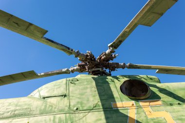 Mavi gökyüzü helikopter pervanesi